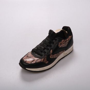 кроссовки не указано